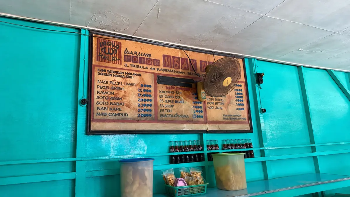 Nasi pecel menjadi menu andalan Warung Pojok Mbak Pat di Kademangan yang telah mempertahankan cita rasa khasnya sejak 1993.
