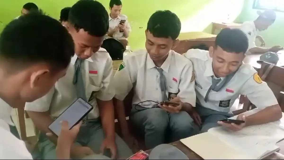 Siswa SMKN 1 Kademangan mencoba Game Literasi Tiga Kembara Kelana, media pembelajaran digital karya WD Sukmandari yang mendorong minat baca dan berpikir kritis.