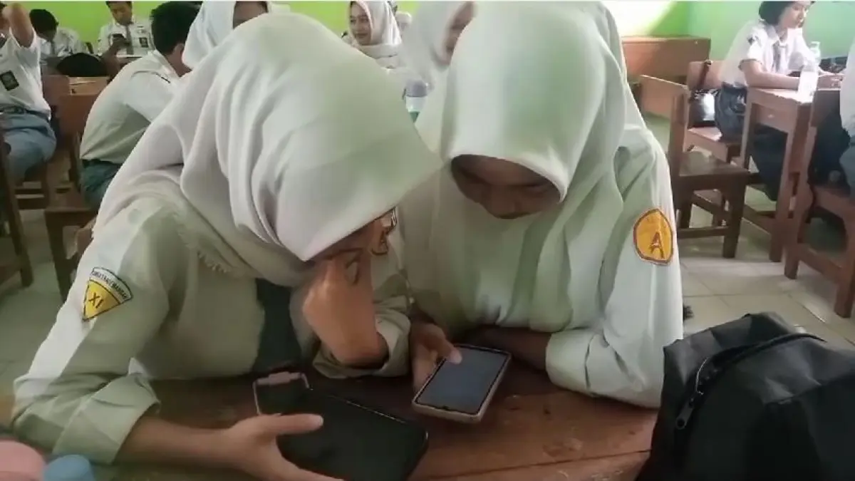 Siswi SMKN 1 Kademangan mencoba Game Literasi Tiga Kembara Kelana saat pembelajaran.