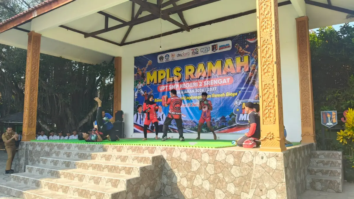 KONI KABUPATEN BLITAR UNTUK RADAR BLITAR
JARING MINAT: Atlet memperagakan gerakan bela diri di hadapan siswa baru dalam MPLS di SMPN 2 Srengat beberapa hari lalu.