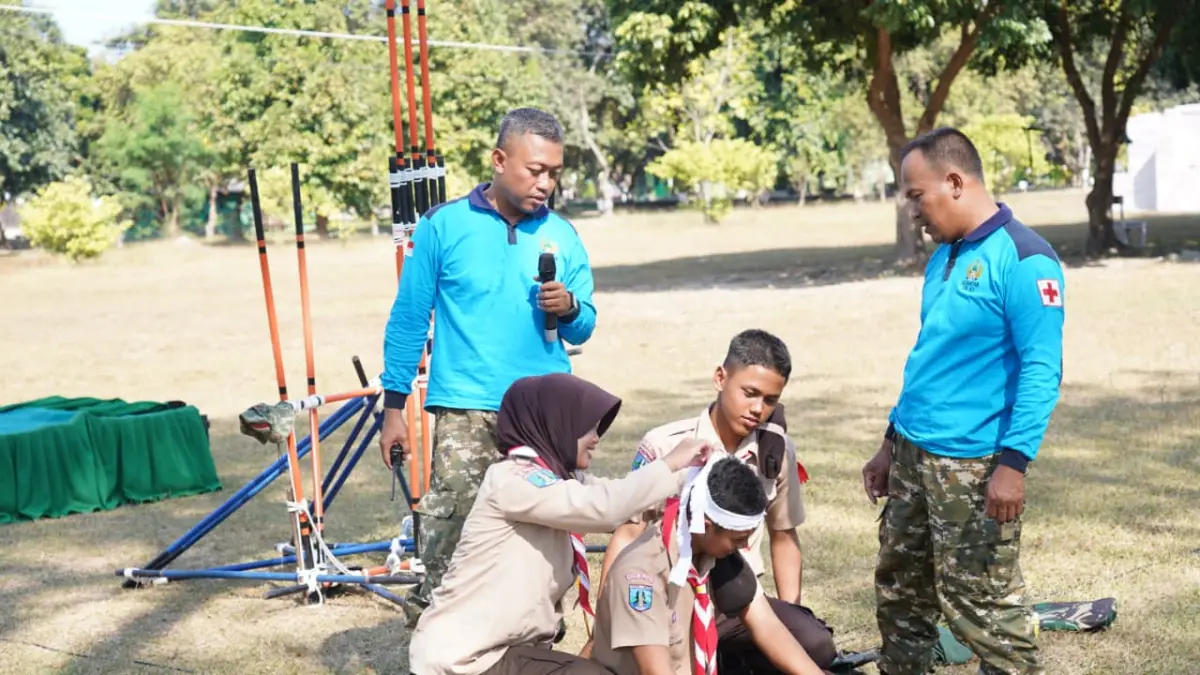 BEKAL MASA DEPAN: Instruktur dalam Persami KKRI Kodim 0808/Blitar saat memberikan materi tentang survival kepada peserta. 