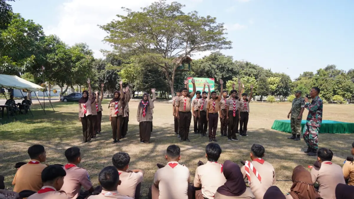 Para peserta Persami mendengarkan instruksi pembina dalam Persami di hari kedua, Sabtu (18/7/2026).