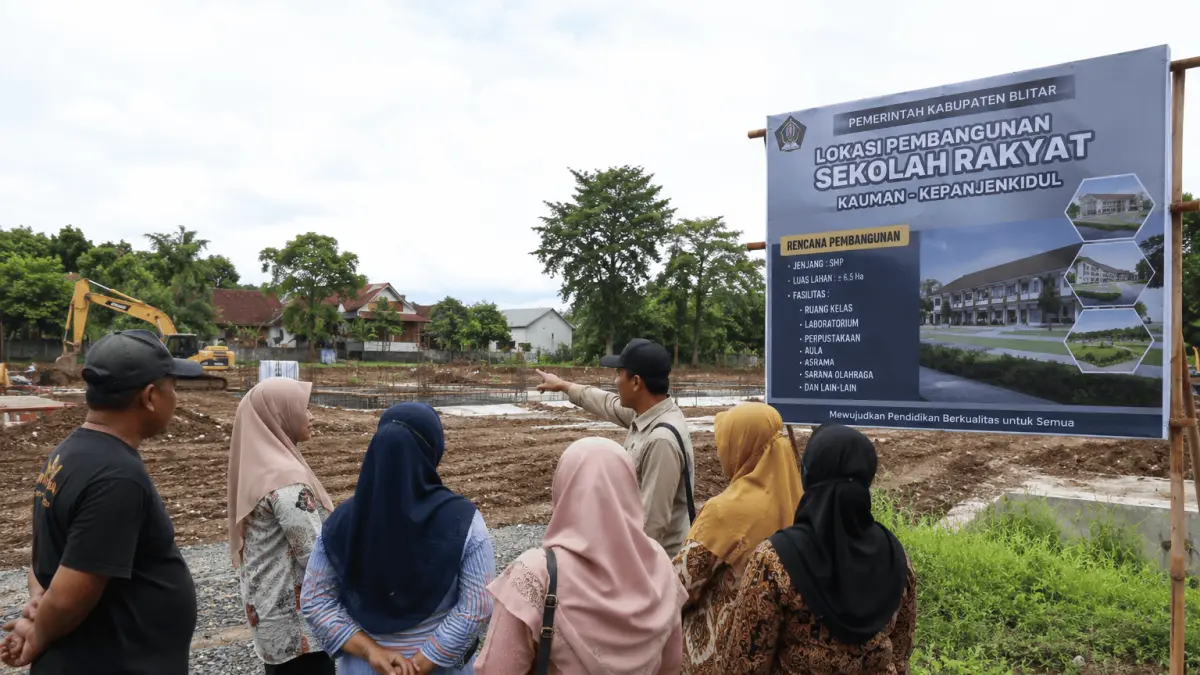 ANTUSIAS: Sejumlah orang tua calon siswa mengunjungi lokasi pembangunan Sekolah Rakyat di Kauman, Kepanjenkidul, beberapa waktu lalu. (AI)

