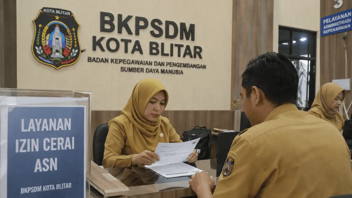 ASN mengurus administrasi izin perceraian di BKPSDM Kota Blitar sesuai prosedur kepegawaian yang berlaku.
