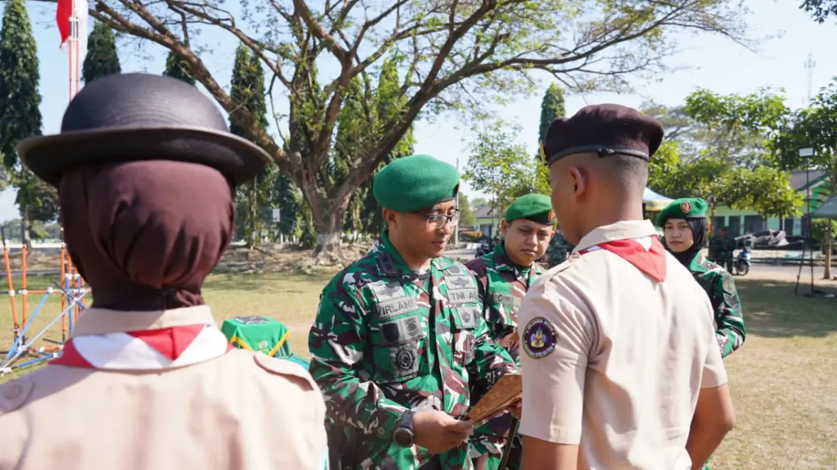 Dandim 0808/Blitar Letkol Inf Virlani Arudyawan memimpin upacara penutupan Persami KKRI Triwulan II Tahun Ajaran 2026 di Yonif 511/DY. Kegiatan ini menjadi bagian pembinaan karakter, kedisiplinan, dan jiwa kepemimpinan bagi pelajar di Blitar Raya.