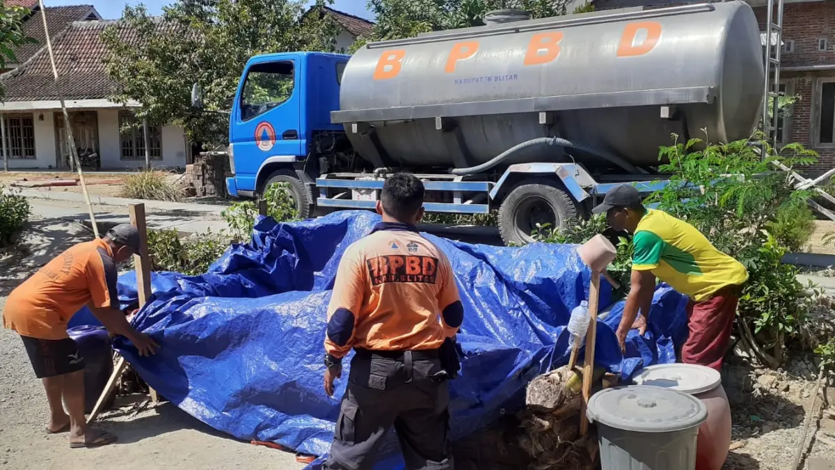 GERAK CEPAT: Petugas BPBD menyiapkan tandon untuk dropping air bersih di sejumlah titik terdampak. 