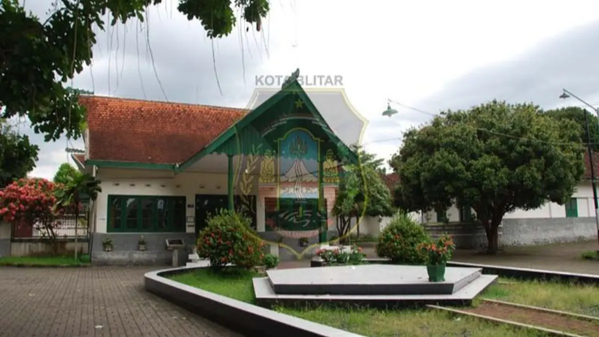 Istana Gebang Blitar menjadi rumah masa kecil Bung Karno yang masih menyimpan berbagai koleksi asli, mulai dari kamar, perabot hingga mobil kepresidenan. (Pinterest) 