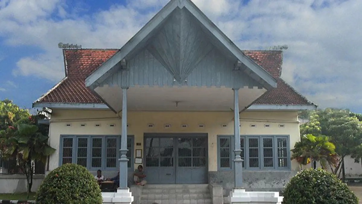Istana Gebang Blitar menjadi rumah masa kecil Bung Karno yang menyimpan sejarah 140 tahun, koleksi asli, dan mobil Mercedes milik sang proklamator. (Pinterest) 