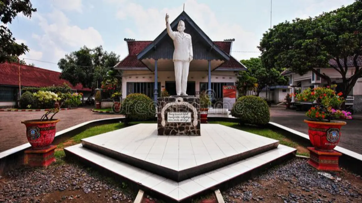 Jelajahi Istana Gebang Blitar, rumah masa kecil Bung Karno yang masih menyimpan berbagai koleksi asli, mulai kamar, perabot hingga mobil kepresidenan.(pinterest) 