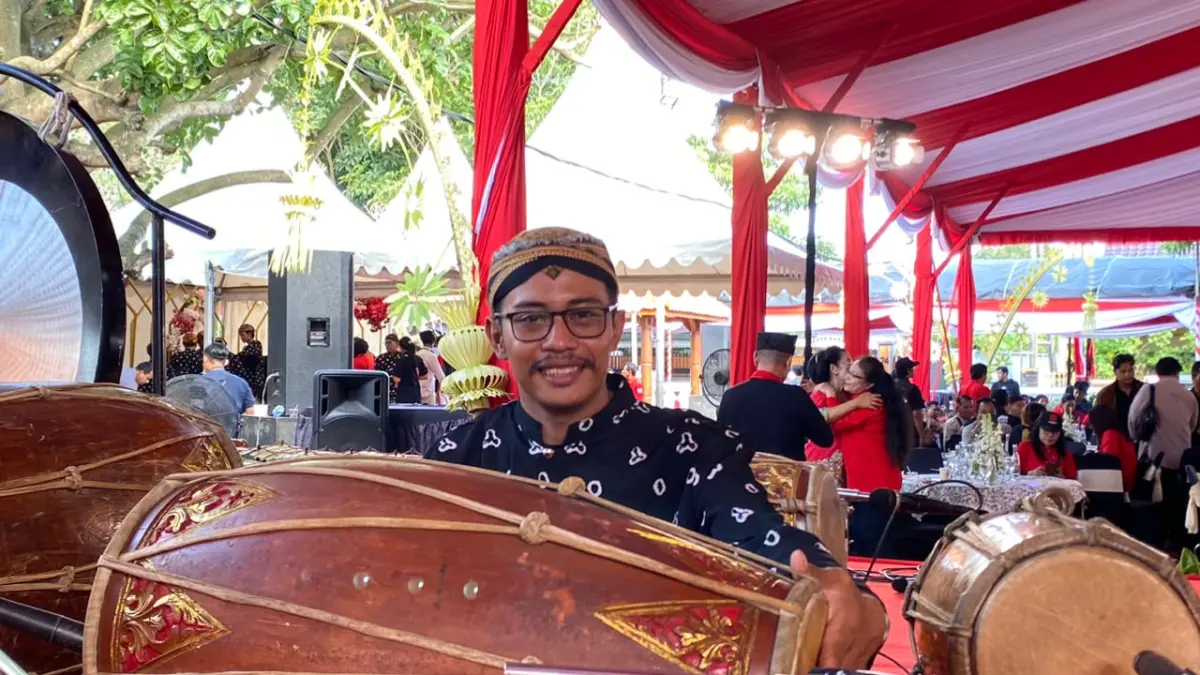 JIWA SENI: Andri Setiawan bertugas sebagai pengrawit gelaran seni di Istana Gebang, Kota Blitar, beberapa waktu lalu.