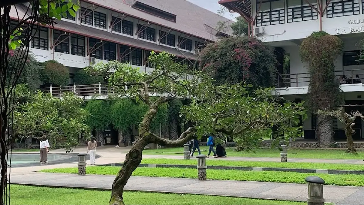 Kampus di Blitar menawarkan beragam pilihan jurusan. Simak daftar 10 perguruan tinggi negeri dan swasta beserta program studi serta lokasinya.(pinterest)