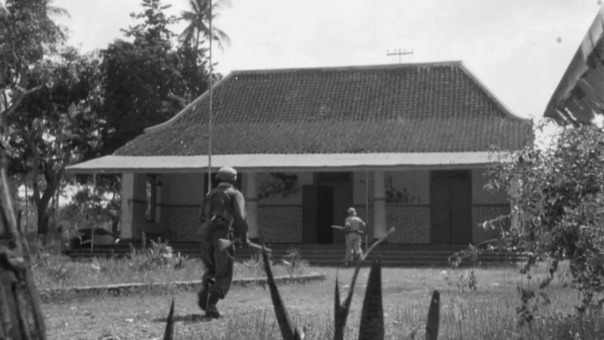 Karanganyar Coffee Plantation Blitar menghadirkan wisata sejarah dan edukasi dengan Rumah Loji, kamar Bung Karno, pabrik pengolahan kopi, dan berbagai fasilitas.(pinterest) 