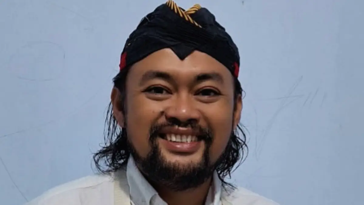 Musisi Blitar Erik Jarwo atau Abonjhon menyiapkan lagu satir "Bim Salabim Kabeh Jago Sulap" yang mengkritik kondisi bangsa lewat musik genjrengan.(DOC PRIBADI)
