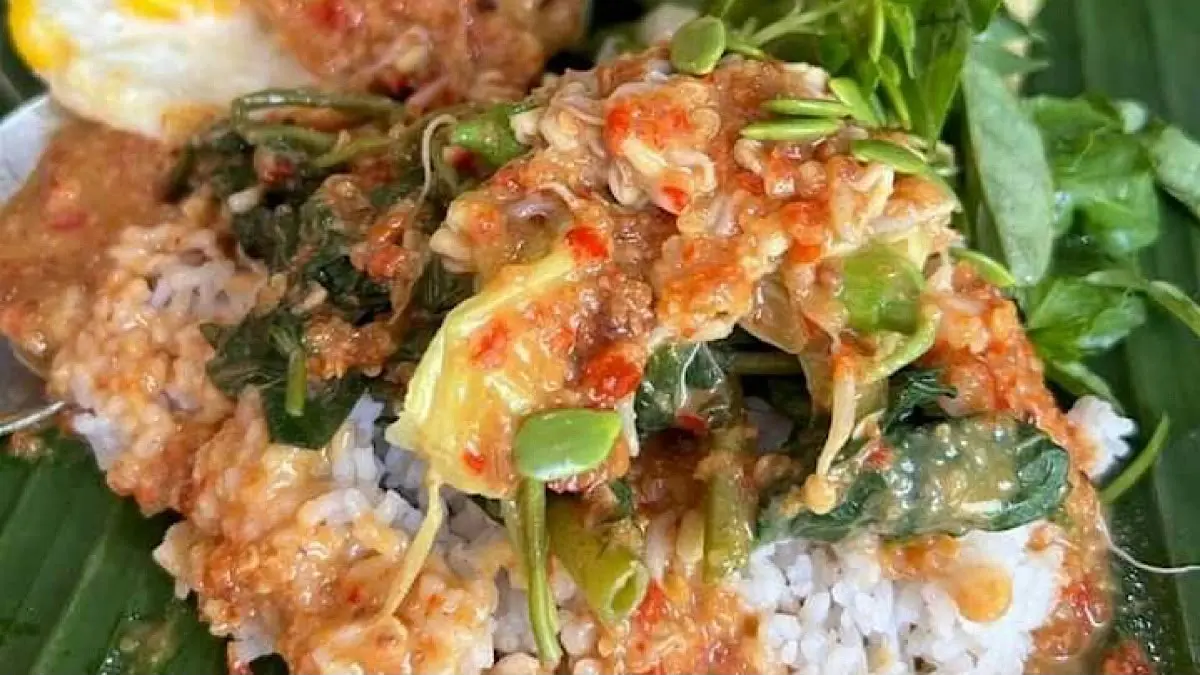 Nasi Pecel Blitar Warung Bilkis di Surabaya dibanderol Rp12.000 dengan porsi tiga entong, sambal khas Blitar, lauk lengkap, dan sayuran melimpah.(pinterest)