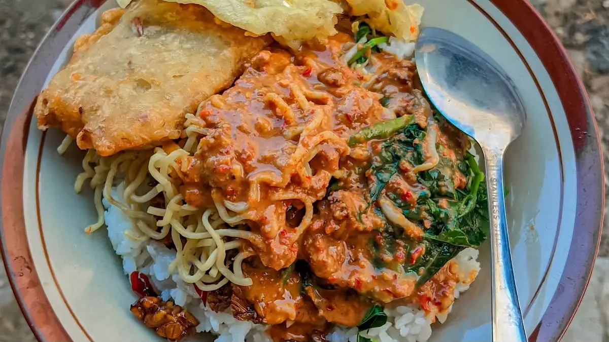 Pecel legendaris di Blitar menawarkan cita rasa khas dengan harga mulai Rp8.000. Simak 5 warung pecel favorit yang selalu ramai setiap pagi.(pinterest)