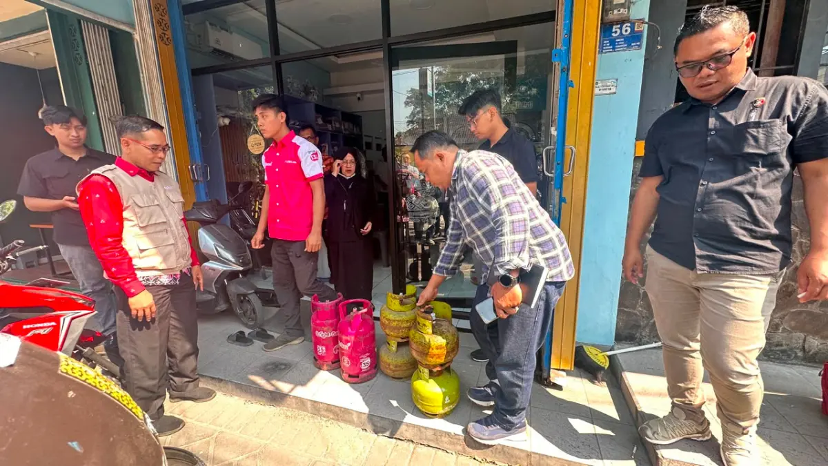 Petugas Disperindag Kota Blitar melakukan pengawasan penggunaan elpiji 3 kilogram di kalangan pelaku usaha untuk memastikan distribusi gas bersubsidi tepat sasaran.