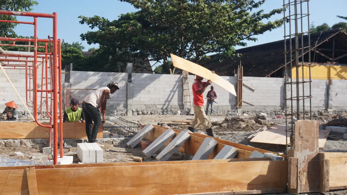 TERLANJUR : Pekerja KDMP Desa Tlogo Saat Proses Pembangunan Proyek Strategis Nasional Tersebut Kini Berdampingan Dengan SDN 2 Tlogo