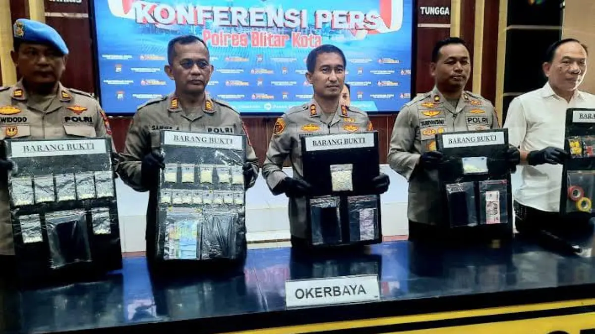 Barang bukti narkotika hasil pengungkapan Satresnarkoba Polres Blitar Kota ditunjukkan kepada awak media. Hingga Juli 2026, polisi telah menangani 108 kasus narkoba dengan barang bukti berupa sabu-sabu, pil dobel L, dan ganja, serta terus mengintensifkan pemberantasan peredaran narkotika di wilayah hukumnya.