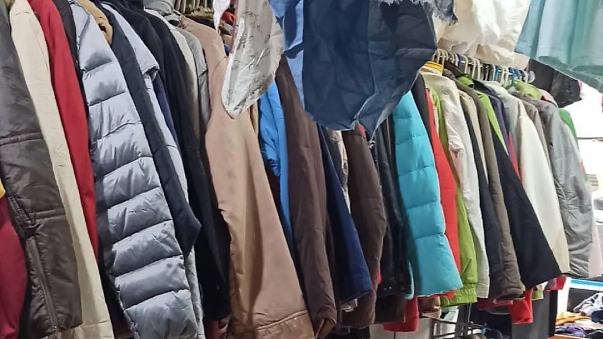 Keseruan thrifting malam Minggu di depan Klenteng Sam Poo Kong Semarang! Berburu baju bekas impor dan sepatu branded murah mulai Rp20 ribuan.(pinterest)