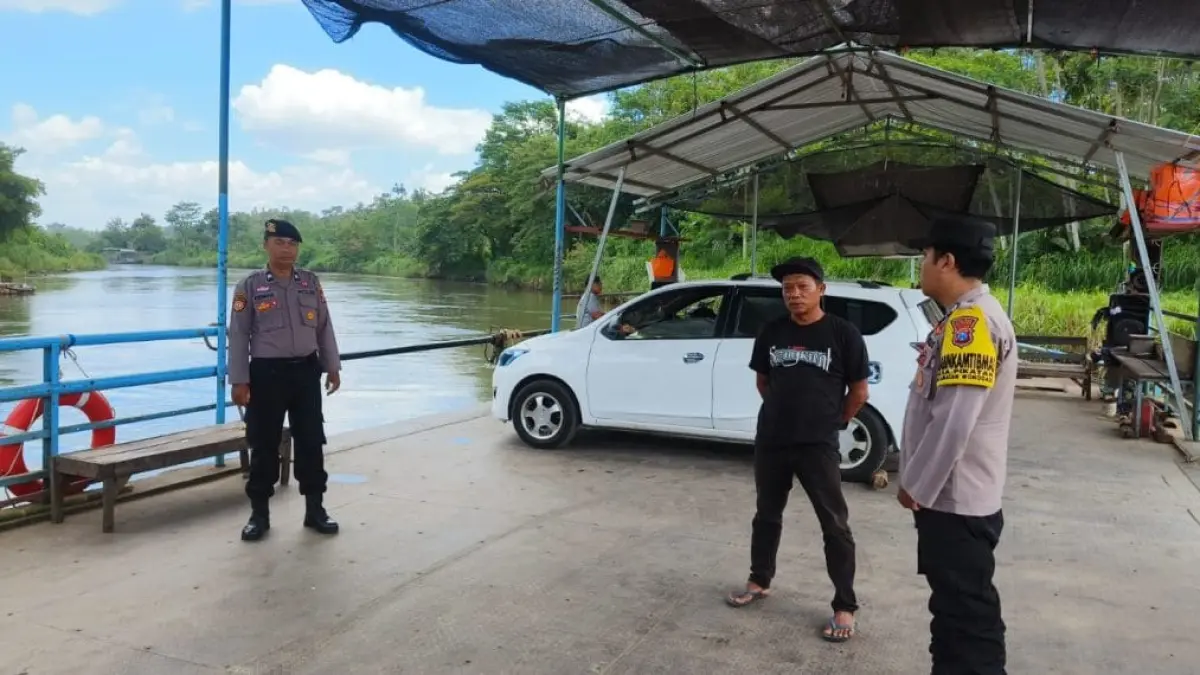 POLSEK WONODADI/RADAR BLITAR
ANTISIPASI: Polisi mengawasi aktivitas perahu penyeberangan Sungai Brantas, kemarin (20/7). 
