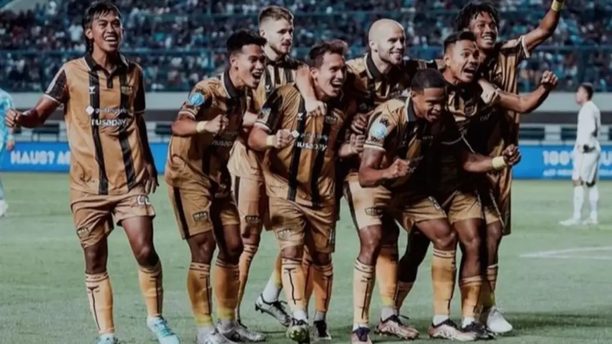 Dewa United membidik empat besar Liga Super 2026/2027 dan kembali ke kompetisi Asia. Pelatih baru segera diumumkan, sementara negosiasi Ivar Jenner masih berlangsung. (Pinterest) 