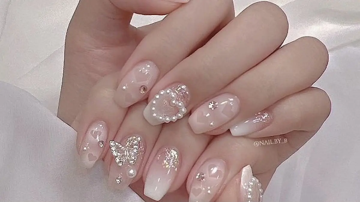 Dongdaemun Nail Mall Seoul menjadi tujuan belanja nail art favorit. Hope membagikan panduan menuju lokasi dan pengalaman berburu gel serta nail charm.(pinterest)