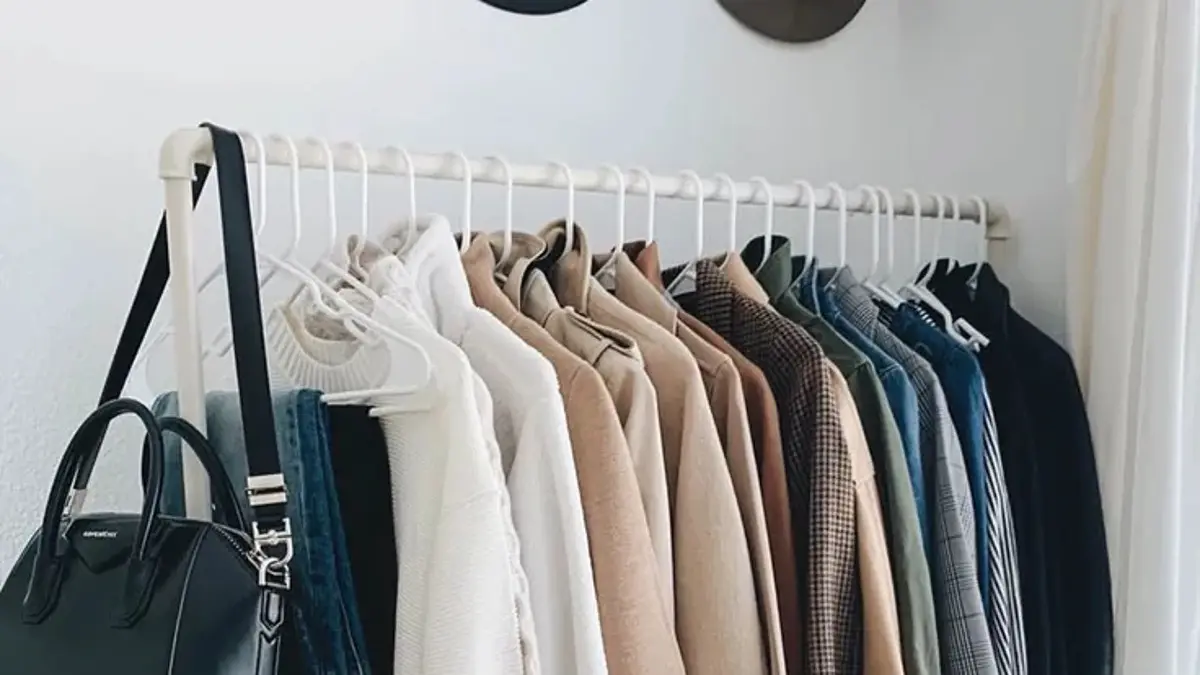 Ingin mulai capsule wardrobe? Simak 20 fashion item basic rekomendasi Fiona, mulai dari tank top, blazer, jeans, rok, sepatu, hingga tas. (Pinterest) 