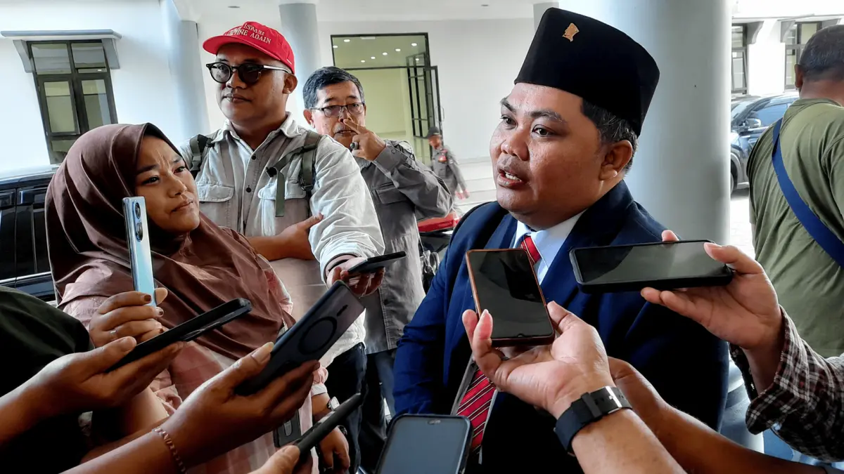 KETERANGAN PERS: Hendik Budi Yuantoro memberikan keterangan kepada awak media usai resmi dilantik sebagai anggota DPRD Kabupaten Blitar melalui mekanisme pergantian antarwaktu (PAW), Senin (21/7).