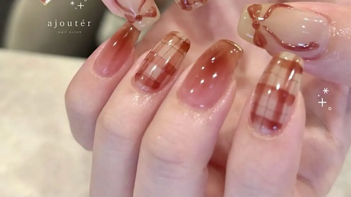 My Melody Strawberry Nails karya JOUNAIL menampilkan tutorial lengkap melepas nail art, merawat kuku alami, hingga membuat desain stroberi yang sedang tren.)pinterest)