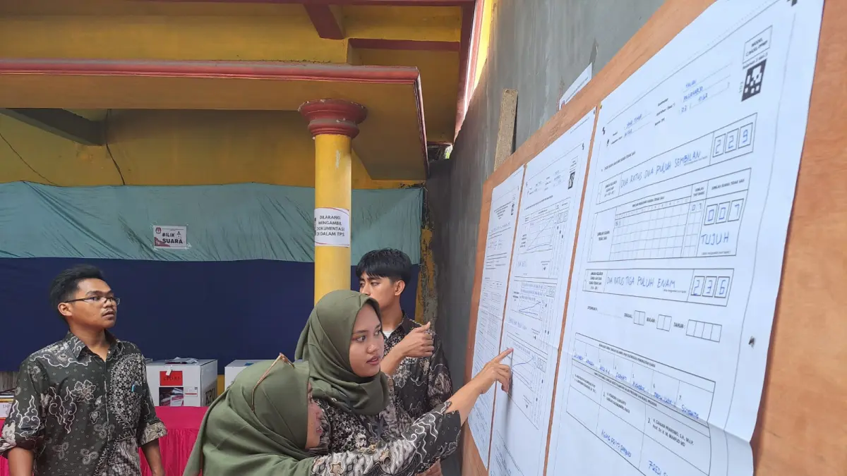 Petugas KPPS Menghitung Perolehan Suara Pilpres di Salah Satu TPS di Desa Pasirharjo, Talun, Pada 2024 Lalu.