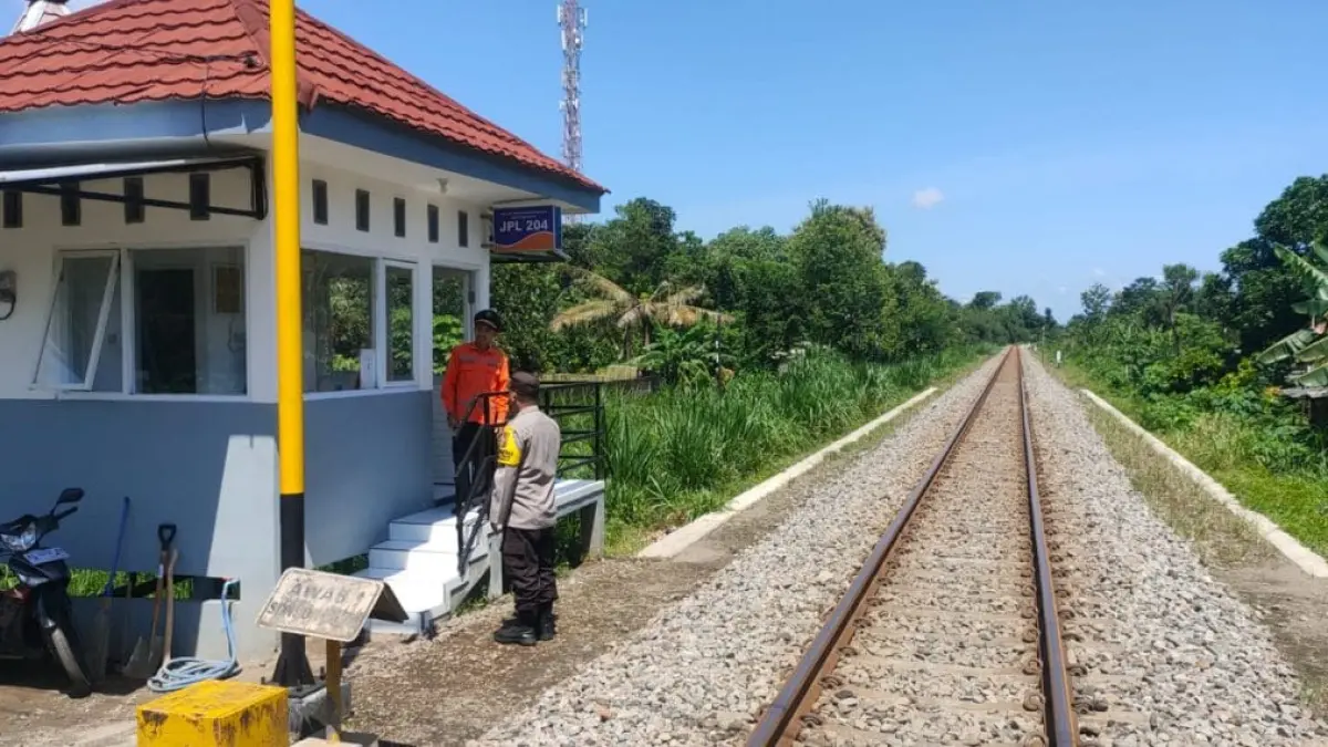 Petugas Polsek Sanankulon mengecek kondisi perlintasan kereta api di Kecamatan Sanankulon, Kabupaten Blitar. Patroli dilakukan untuk memastikan keamanan perlintasan serta mengingatkan masyarakat agar selalu waspada saat melintasi rel, terutama di titik yang belum memiliki palang pintu dan petugas jaga.