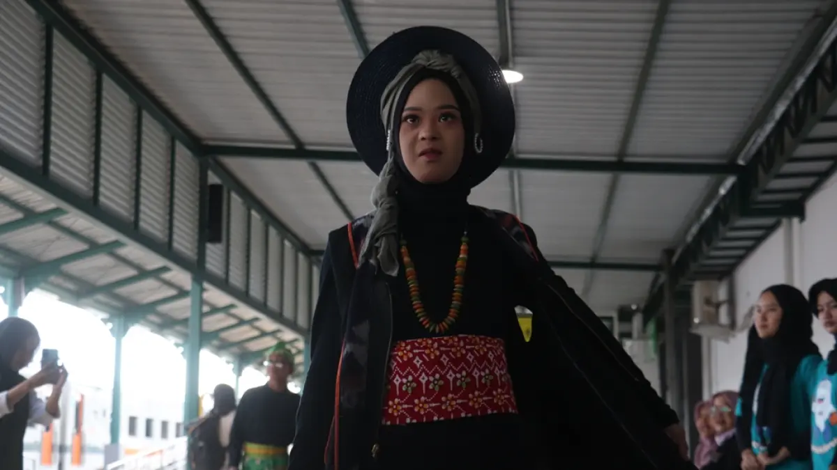 CB TAN/RADAR BLITAR 
TERPUKAU: Seorang anak disabilitas memeragakan busana di peron Stasiun Blitar, Kamis (23/7/2026).