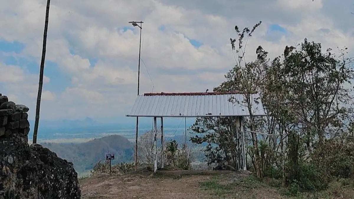 Gunung Pegat Blitar ternyata bukan simbol perpisahan. Penelusuran budaya mengungkap filosofi memutus bala, penyakit, dan energi negatif. (Pinterest) 