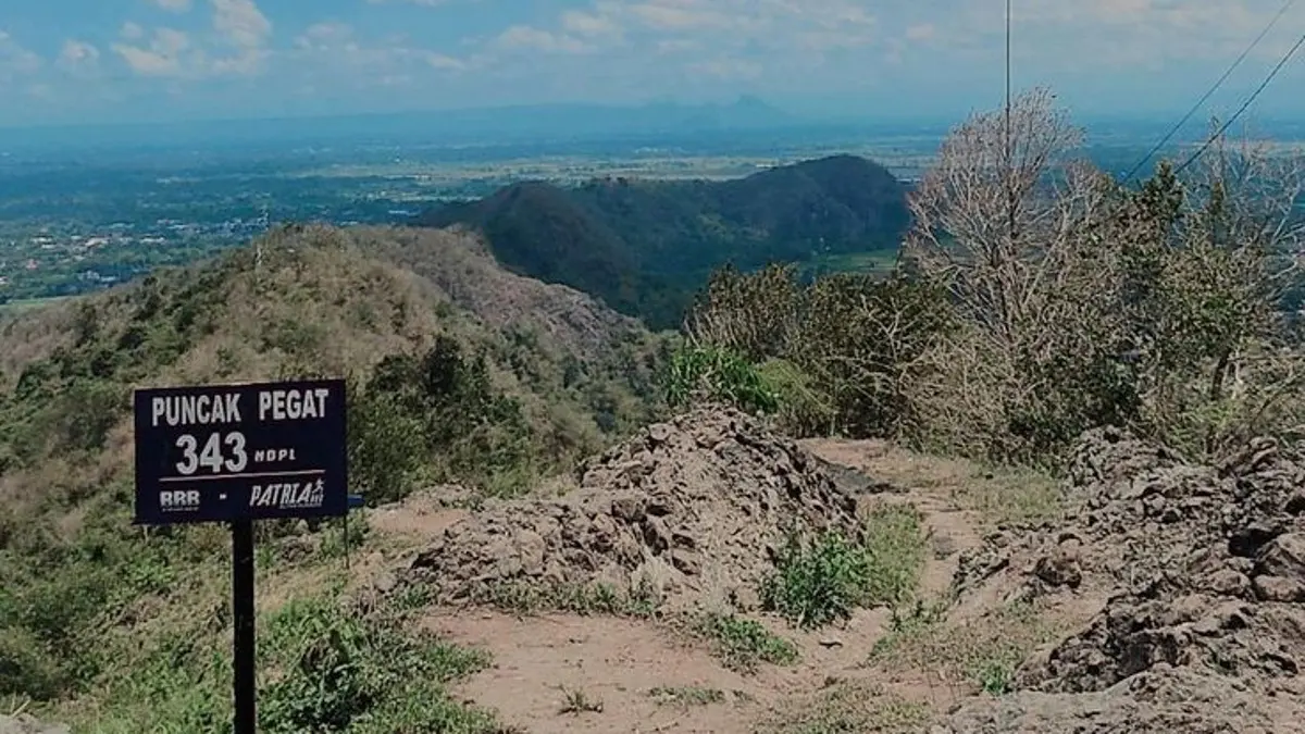 Gunung Pegat Blitar ternyata memiliki filosofi memutus bala dan hal negatif, bukan membawa perpisahan. Simak hasil penelusuran sejarahnya. (Pinterest) 