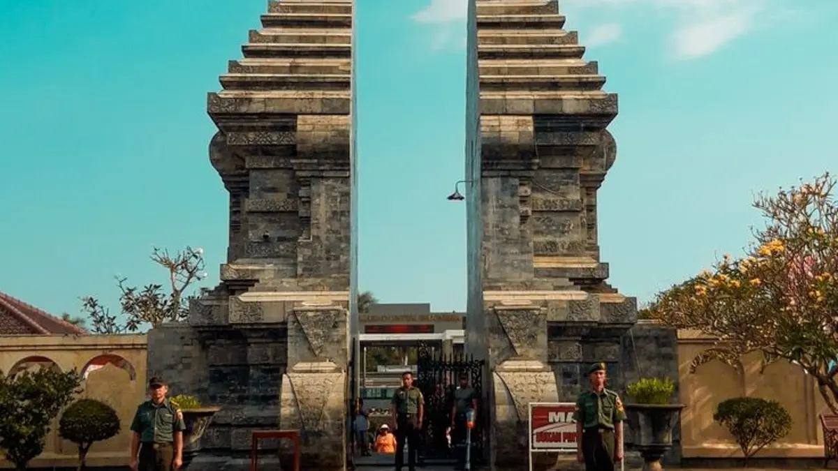 Informasi lengkap panduan wisata sejarah Makam Bung Karno di Blitar, fasilitas museum, relief perjuangan, hingga harga tiket masuk. (PINTEREST)
