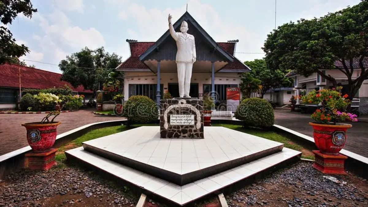 Informasi wisata Istana Gebang Blitar, mengulas sejarah rumah masa muda Soekarno, sumur tua 1884, hingga mobil Mercedes-Benz 1961. (PINTEREST)