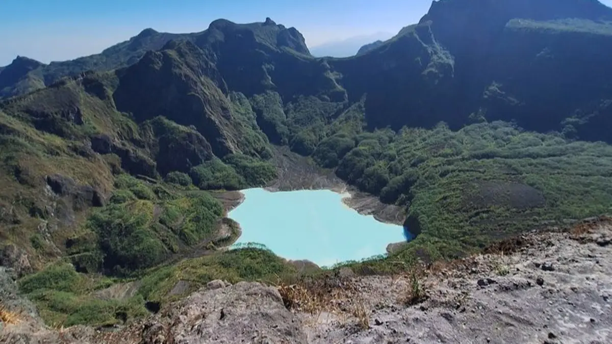 Jejak legenda Lembu Suro di Gunung Kelud mengisahkan sayembara Majapahit, asal-usul Gunung Pegat, serta pesan moral yang diwariskan turun-temurun.(Pinterest) 