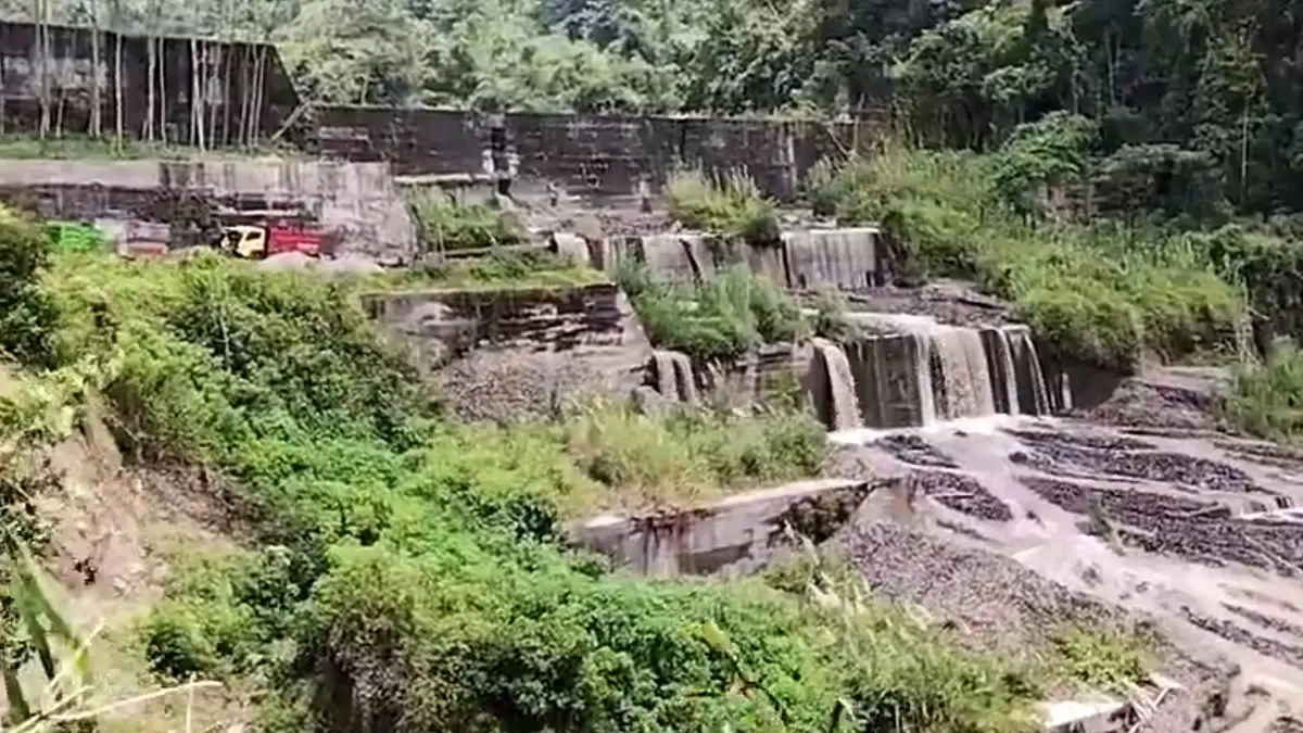 Kali Bladak di Blitar menawarkan panorama alam yang asri dengan aliran sungai berbatu dan pemandangan Gunung Kelud, cocok untuk wisata dan melepas penat. (ScYoutube) 