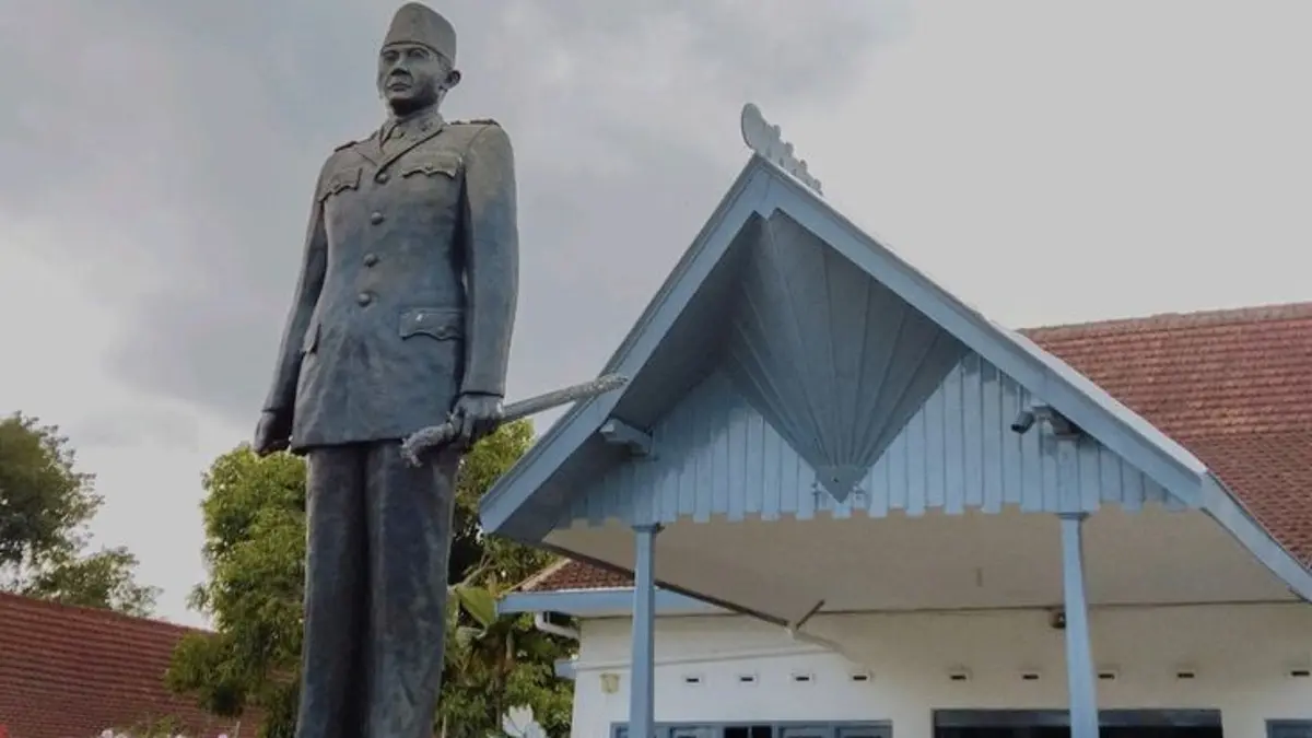Mengulas sejarah Istana Gebang Blitar, rumah masa kecil Bung Karno yang menyimpan koleksi perabot asli, kamar presiden, hingga mobil antik. (PINTEREST)