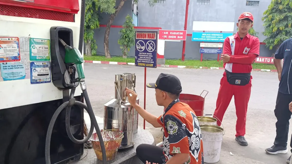 Petugas Disperindag Kabupaten Blitar melakukan tera ulang pompa ukur BBM di salah satu SPBU. Hingga semester pertama 2026, realisasi pelayanan tera dan tera ulang telah mencapai 2.332 unit UTTP atau melampaui target tahunan yang ditetapkan.
