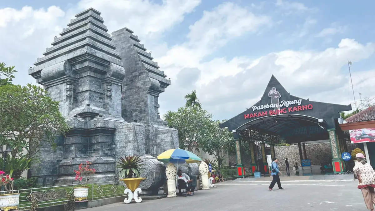 Sejumlah pengunjung keluar masuk kawasan Makam Bung Karno, Kota Blitar. Pemkot mulai memetakan pengembangan kawasan wisata sejarah tersebut di tengah keterbatasan anggaran dan aset, dengan menggandeng pemerintah provinsi hingga pemerintah pusat.