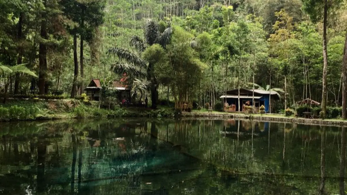 Telaga Rambut Monte di Blitar menawarkan keindahan alam sekaligus menyimpan legenda ikan dewa, sejarah candi, dan cerita yang diwariskan turun-temurun. (Pinterest) 