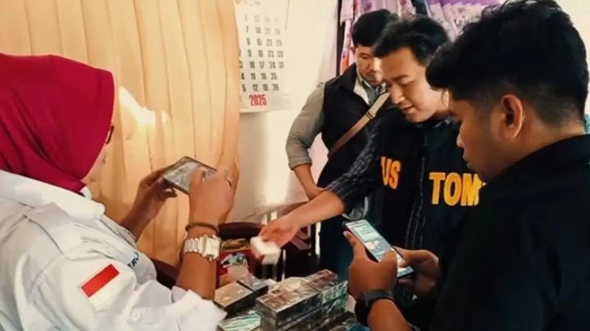 Tim Bea Cukai Blitar saat melakukan pemeriksaan rokok ilegal di Kabupaten Blitar
