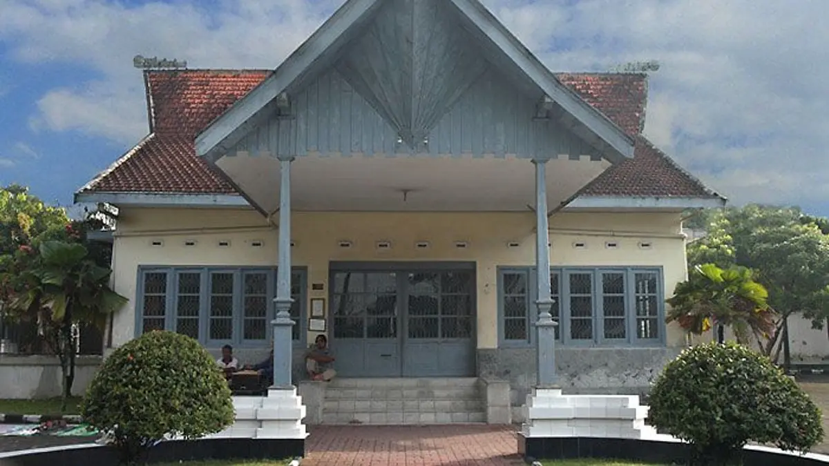 Ulasan lengkap Istana Gebang Blitar, rumah masa kecil Bung Karno. Cek harga tiket masuk, koleksi mobil tua, sumur tua, hingga sejarahnya di sini. (PINTEREST)