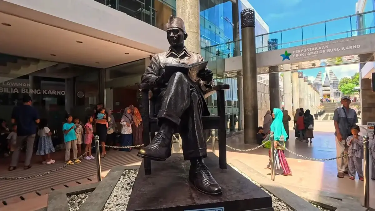 Ulasan lengkap wisata Makam Bung Karno Blitar: harga tiket masuk, paket Istana Gebang, fasilitas perpustakaan gratis, dan rute belanja oleh-oleh. (SC YOUTUBE)