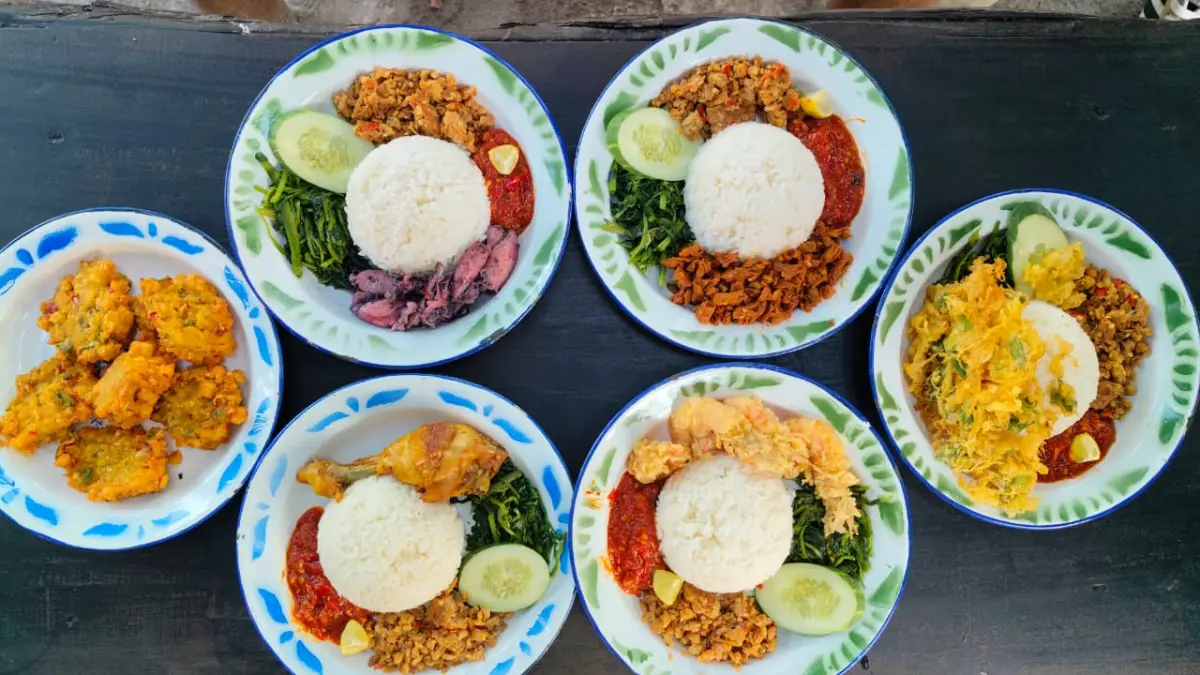 Beragam menu andalan Sego Sambel Mbok Genuk siap memanjakan pencinta kuliner pedas di Blitar. Mengusung cita rasa masakan rumahan khas simbok dengan pilihan lauk seperti telur, pindang, cumi, udang, usus, hingga paru, warung makan di Kanigoro ini menawarkan sajian lezat dengan harga mulai Rp10 ribuan.