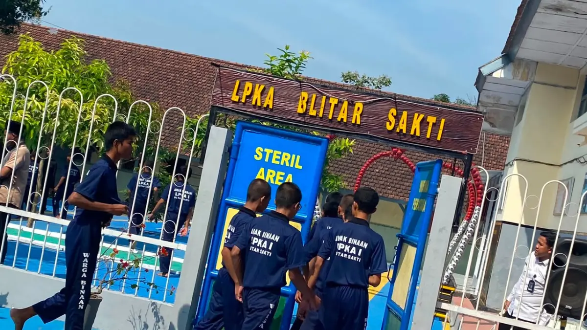 Sejumlah anak binaan LPKA Kelas I Blitar memasuki area steril usai mengikuti rangkaian kegiatan pembinaan. Pada peringatan Hari Anak Nasional 2026, sebanyak 65 anak binaan menerima Surat Keputusan (SK) Remisi Anak Nasional, sementara tujuh anak lainnya masih menunggu terbitnya SK akibat kendala administrasi.