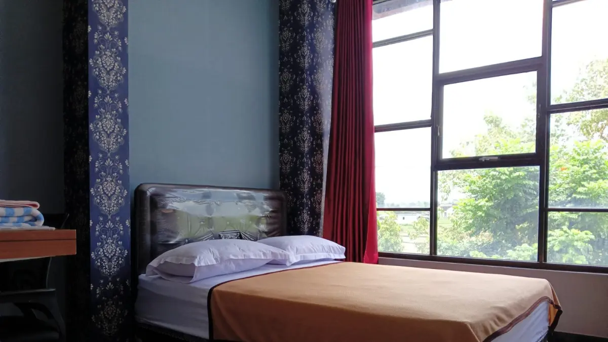 Home Inggil di Jalan Kalibrantas, Kota Blitar, menawarkan penginapan nyaman dengan fasilitas lengkap, empat pilihan tipe kamar, serta tarif mulai Rp100 ribu yang cocok untuk wisata maupun perjalanan bisnis.