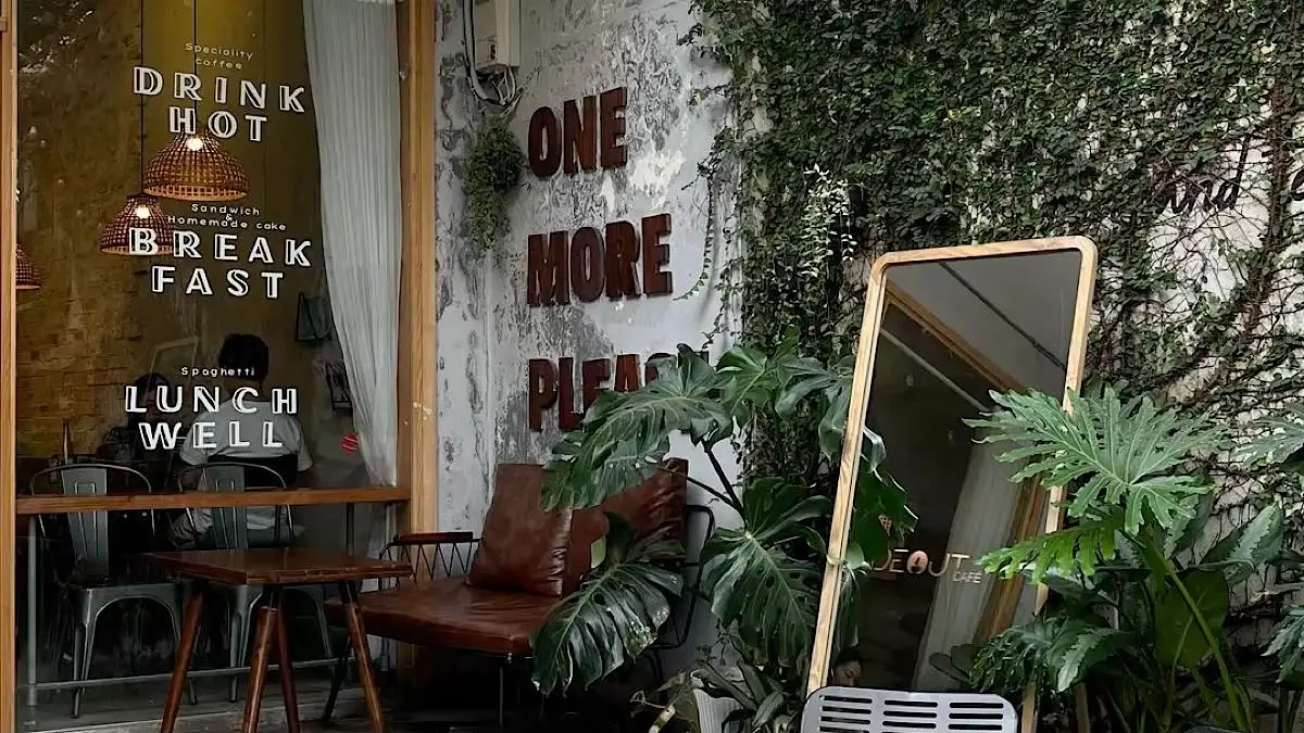 Joglo Jati Malang Blitar menghadirkan hotel dan kafe bernuansa Jawa dengan desain estetik, suasana teduh, kolam ikan, serta ruang keluarga yang nyaman.(pinterest)