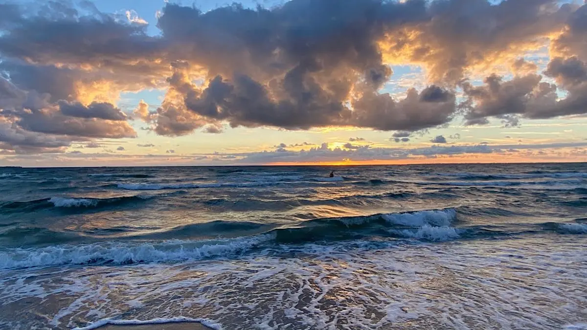 Pantai Pasir Putih Pasetran Gondomayit di Blitar menawarkan pasir putih, panorama laut selatan, fasilitas lengkap, dan biaya masuk hanya parkir Rp5.000.(pinterest)